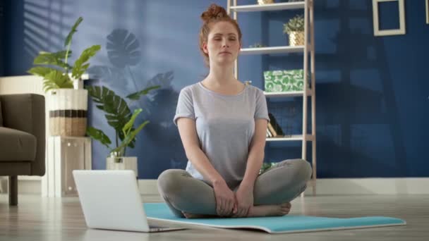 Spårning Vänster Video Kvinna Meditera Hemma — Stockvideo