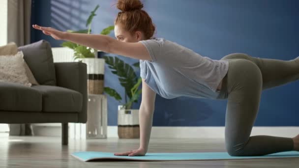 Video Kvinna Som Utövar Yoga Hemma — Stockvideo