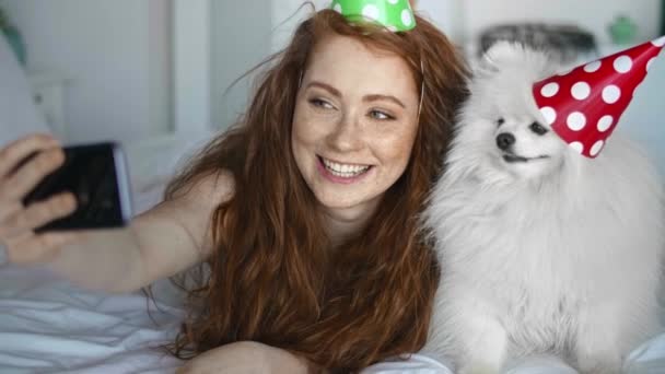 Handheld Video Van Vrouw Nemen Verjaardag Selfie Met Haar Hond — Stockvideo