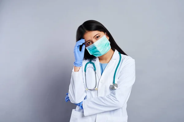 防護マスクの疲れ女性医師 — ストック写真