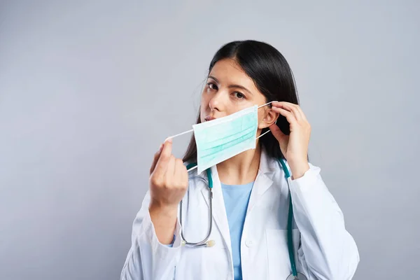 Asiática Médico Femenino Comienza Usar Una Máscara Facial —  Fotos de Stock