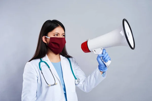Kobieta Lekarz Krzyczy Przez Megafon — Zdjęcie stockowe