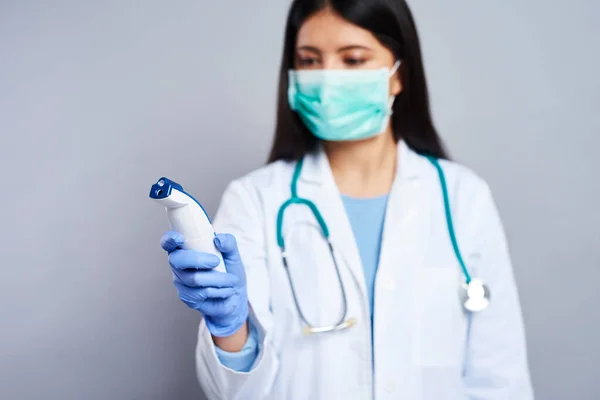 Médica Olhar Para Termómetro Sem Contacto — Fotografia de Stock