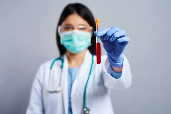 Médica Feminina Segurando Tubo Teste Com Sangue — Fotografia de Stock