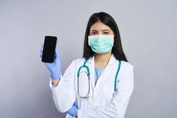 Médico Asiático Sosteniendo Teléfono Móvil — Foto de Stock