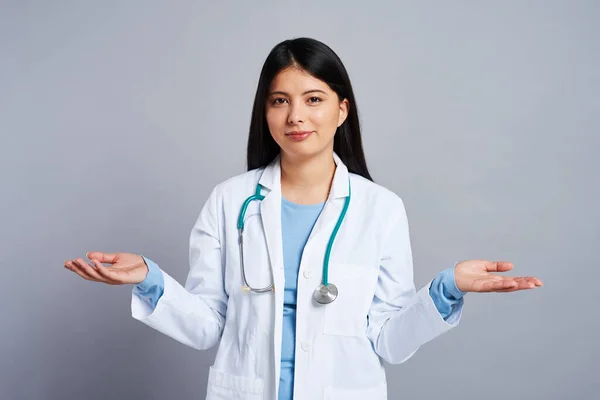 Helpless Asian Doctor Studio Shot — Stock Photo, Image