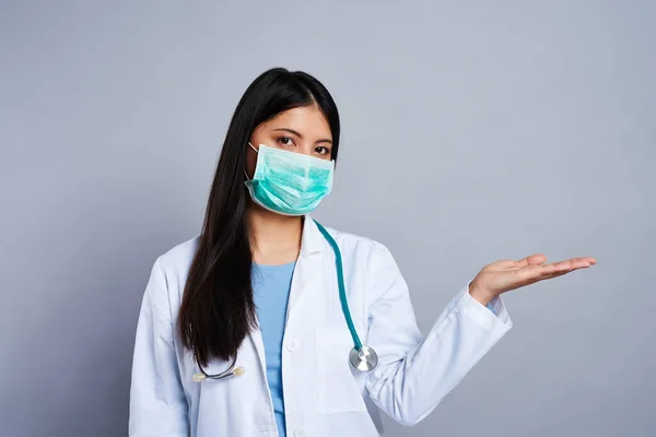 Doctor Face Mask Presenting Something Next Her — Stock Photo, Image