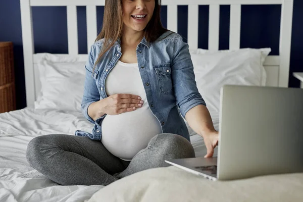 Неузнаваемая Беременная Женщина Ноутбуком Постели — стоковое фото