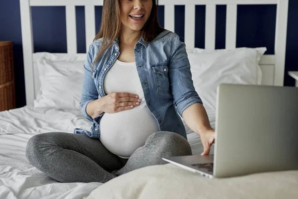 Mulher Grávida Irreconhecível Usando Laptop Cama — Fotografia de Stock