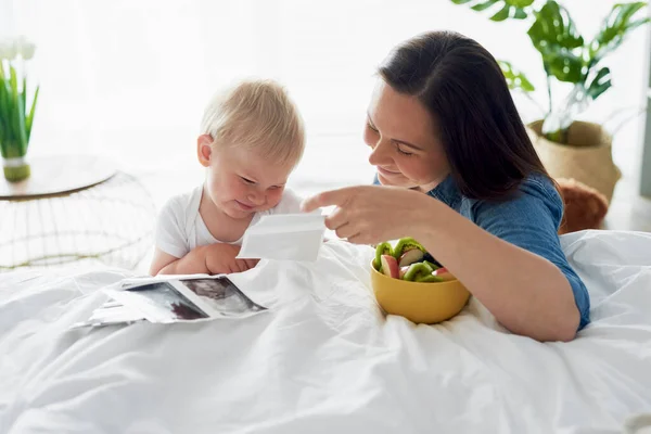 Vrouw Haar Zoontje Zoek Naar Zwangere Fotografieën — Stockfoto