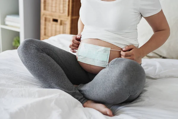 妊娠中の腹部と保護マスクオン — ストック写真