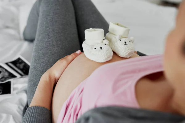 Zapatos Bebé Abdomen Embarazada —  Fotos de Stock