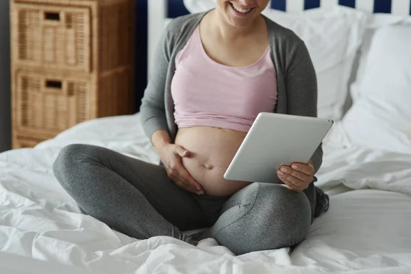 Mujer Embarazada Irreconocible Que Usa Tabletas Cama —  Fotos de Stock