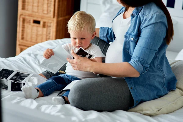 Femme Son Petit Fils Parcourant Des Images Échographiques — Photo