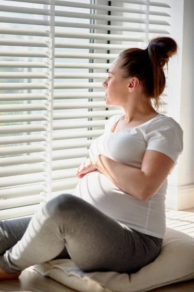 妊娠中の女性は太陽の下でリラックス — ストック写真
