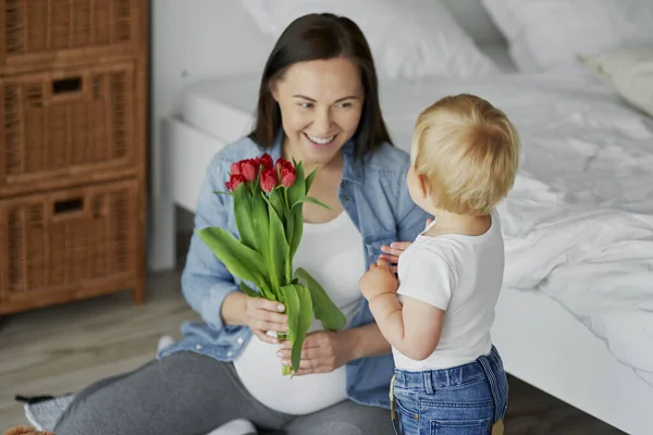 Mały Chłopiec Daje Swojej Mamie Kilka Tulipanów — Zdjęcie stockowe