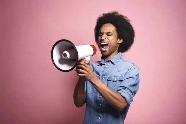 Ung Afrikansk Man Skriker Megafon Studio Skott — Stockfoto