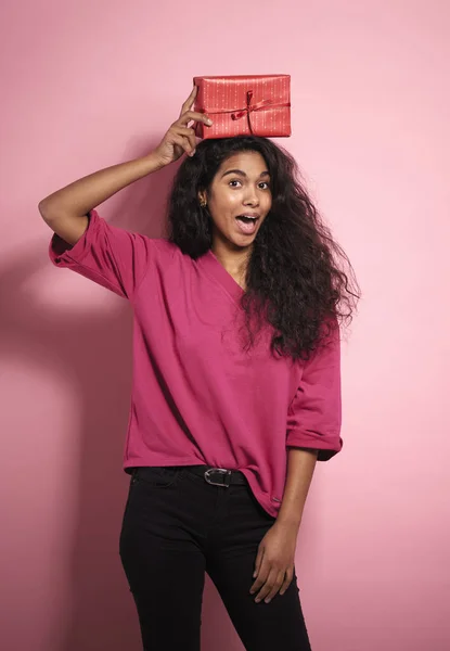 Mujer Africana Con Una Cara Divertida Con Regalo Cabeza —  Fotos de Stock