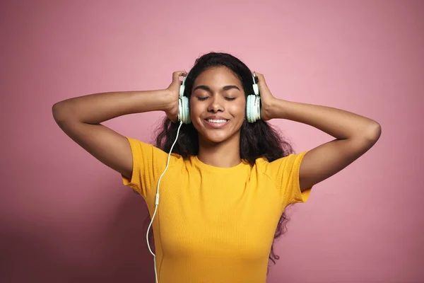 Felicidade Mulher Africana Ouvindo Música Estúdio Tiro — Fotografia de Stock