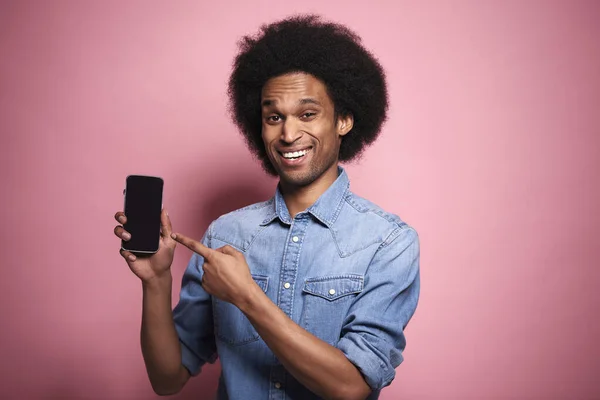Afrikansk Man Visar Något Med Fingret Telefonen — Stockfoto