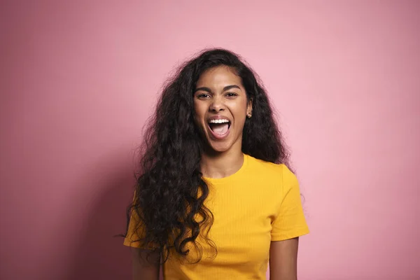 Joven Mujer Africana Gritando Estudio Disparo —  Fotos de Stock