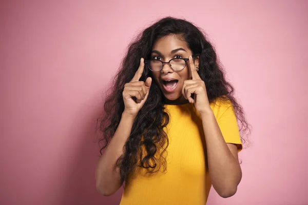 Afrikanerin Blickt Studioaufnahme Hinter Die Brille — Stockfoto