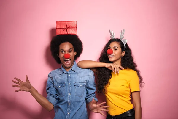 Jovem Casal Africano Com Narizes Vermelhos Divertir — Fotografia de Stock