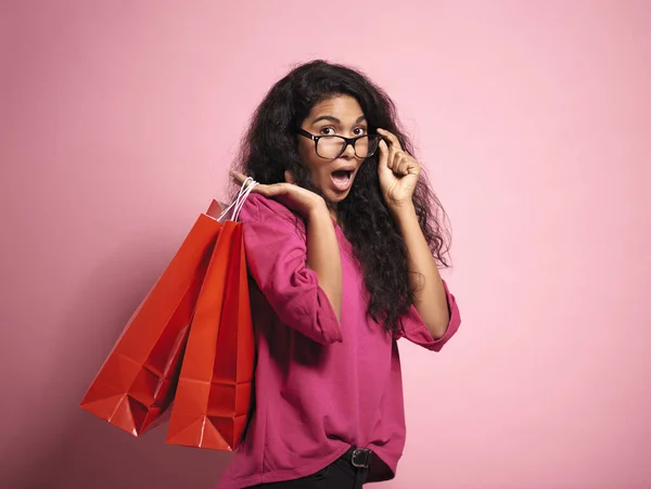 Überraschte Afrikanerin Mit Einkaufstüten — Stockfoto