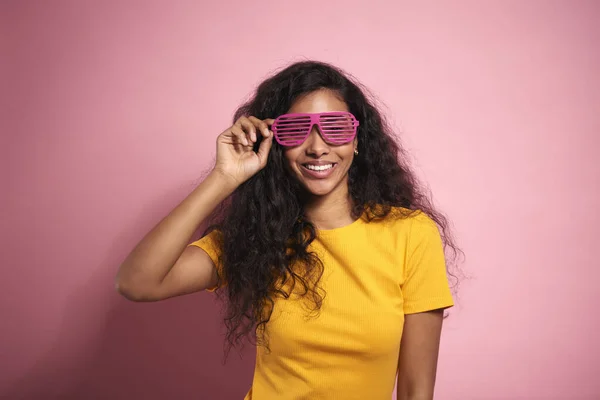 Sonriente Joven Mujer Africana Gafas Color Rosa Estudio Tiro —  Fotos de Stock