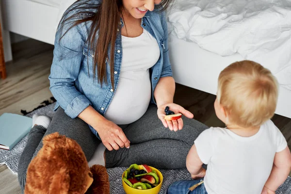 Mãe Convencendo Seu Filho Comer Frutas — Fotografia de Stock