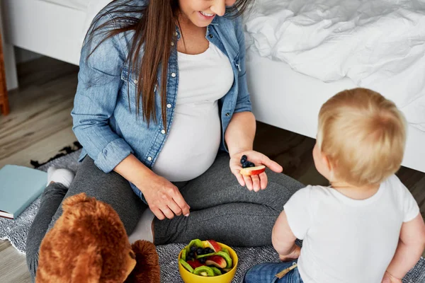 Mère Convainc Son Fils Manger Des Fruits — Photo