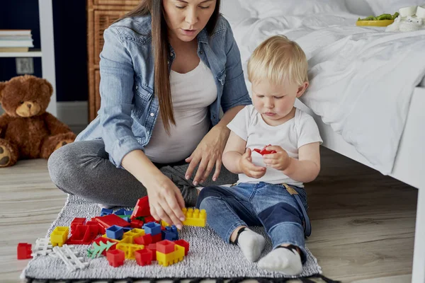 Gravid Mamma Leker Med Sin Son — Stockfoto