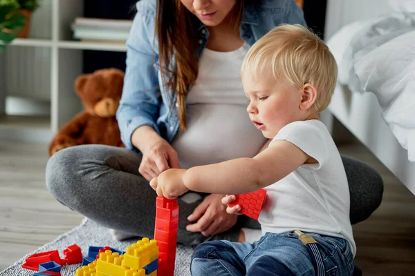 Mãe Seu Bebê Brincando Com Blocos Brinquedo — Fotografia de Stock