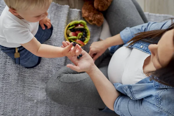 Moeder Overtuigen Haar Baby Zoon Wat Fruit Eten — Stockfoto