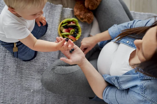 Madre Convenciendo Hijo Para Que Coma Fruta — Foto de Stock