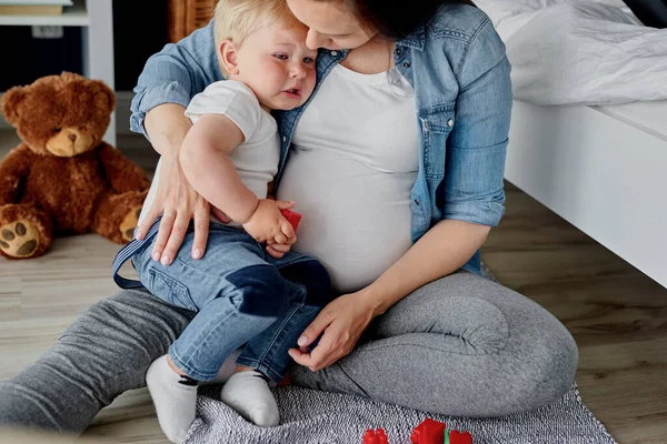 可怜的男婴抱在妈妈怀里 — 图库照片