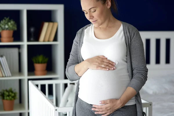 赤ん坊を期待している妊婦の垂直画像 — ストック写真