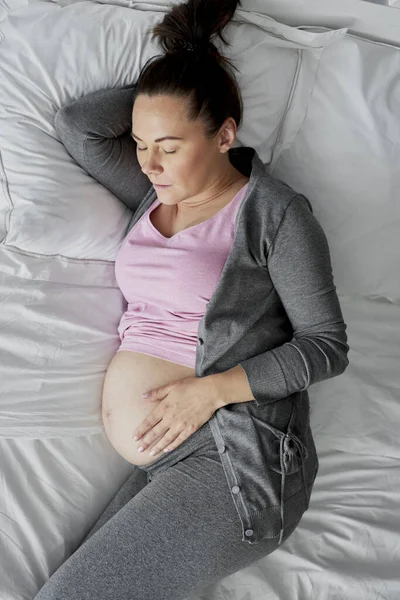 妊娠中の女性の昼寝のトップビュー — ストック写真