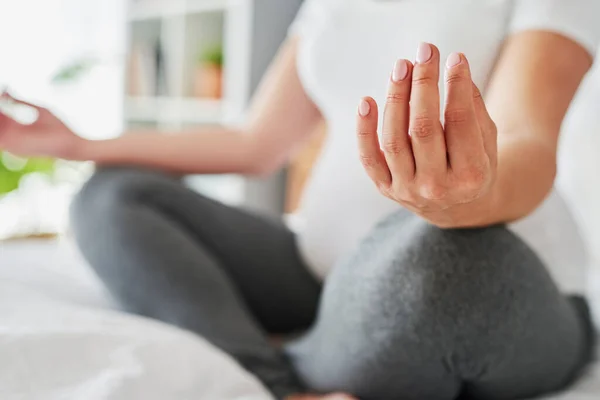 Mulher Grávida Meditando Enquanto Senta Cama — Fotografia de Stock