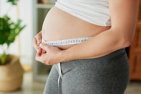 Mujer Embarazada Usando Cinta Métrica Para Controlar Abdomen — Foto de Stock