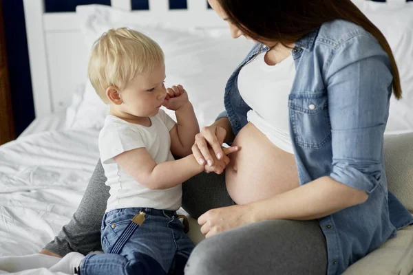 Niño Tocando Abdomen Madre Embarazada —  Fotos de Stock