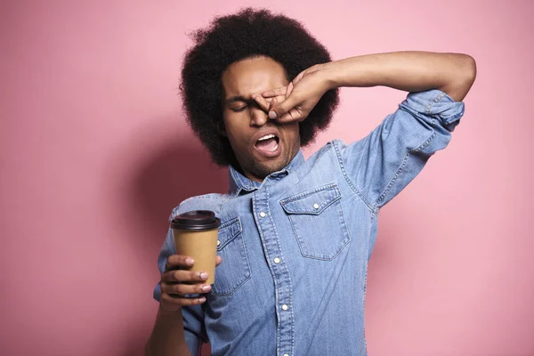 Sömnig Afrikansk Man Med Kaffe Och Gäspande — Stockfoto