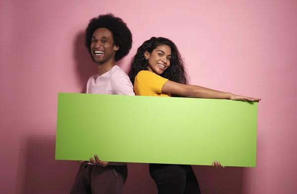 幸福の肖像緑のバナーを持つアフリカの男性と女性 — ストック写真
