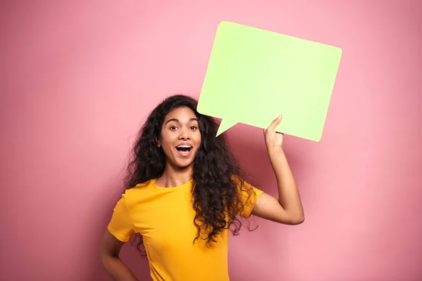 Sonriente Mujer Africana Con Burbuja Del Habla Vacía Estudio Tiro —  Fotos de Stock