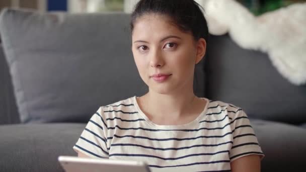 Vídeo Retrato Jovem Mulher Asiática Com Tablet Casa — Vídeo de Stock
