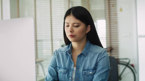 Mujer Joven Pregunta Algo Frente Computadora — Vídeo de stock