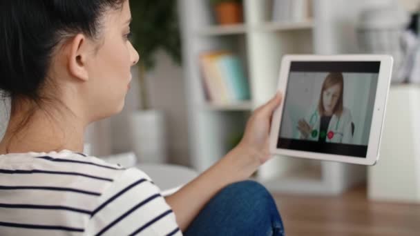 Handhållen Video Ung Kvinna Som Har Videokonferens Med Läkare — Stockvideo