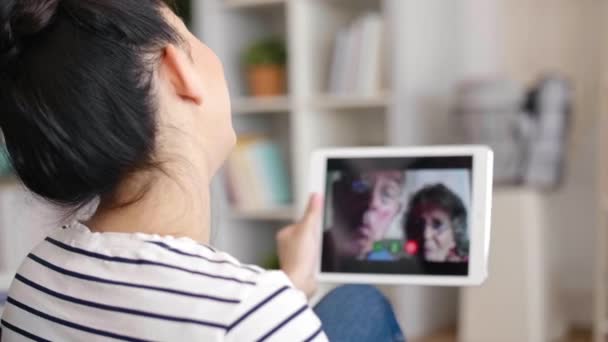 Vídeo Mano Nieta Teniendo Videoconferencia Con Sus Abuelos — Vídeo de stock