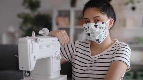 Retrato Mano Video Mujer Asiática Con Máquina Coser — Vídeo de stock