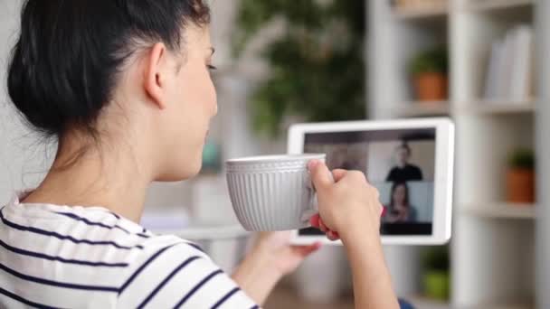 Incline Vídeo Mulher Bebendo Café Durante Videoconferência — Vídeo de Stock